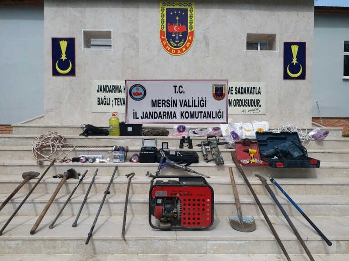 Erdemli\'de Kaçak Kazı Yapan 4 Kişi Gözaltına Alındı