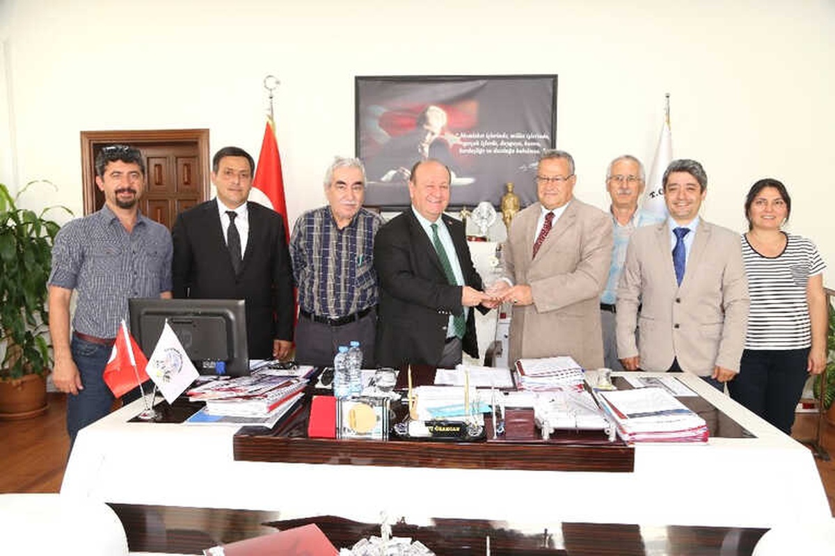 Eski Eserleri Sevenler Derneği\'nden Tarih Dostu Özakcan\'a Plaket