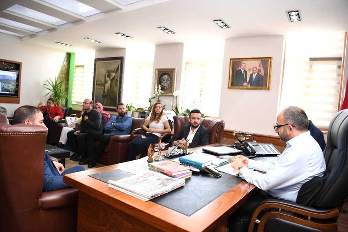 Genç İzmitliler, Başkan Üzülmez\'i Ziyaret Etti