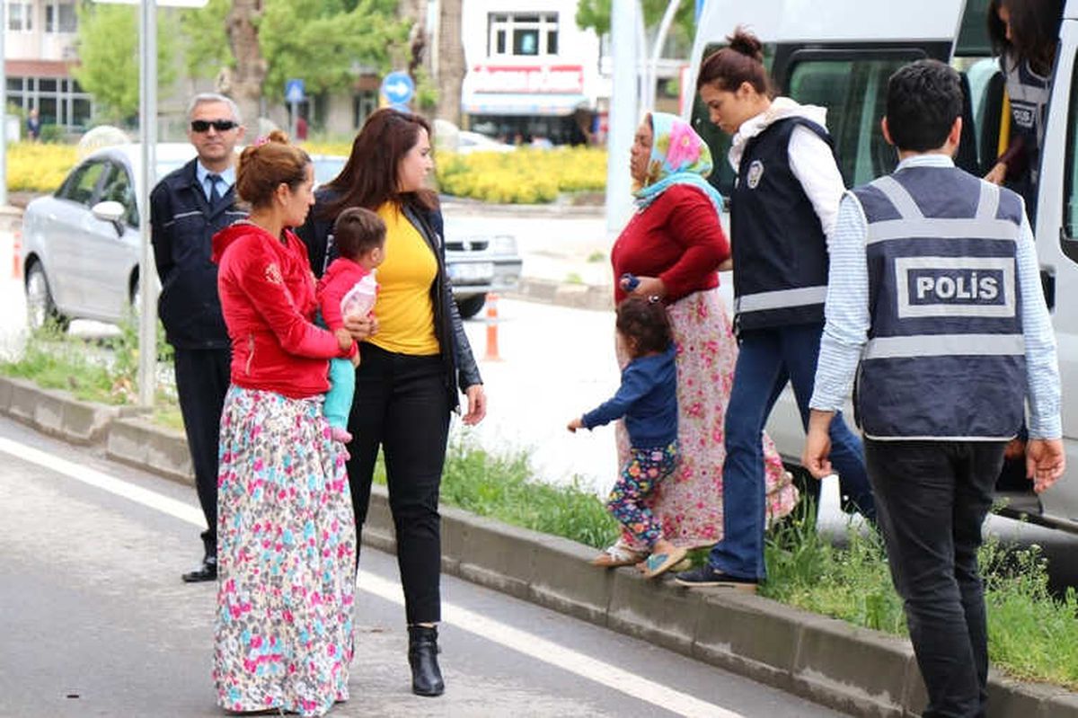 Kadın Dolandırıcılar Adliyeye Çocuklarıyla Sevk Edildi