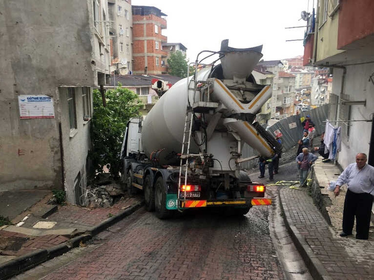 Kağıthane\'de Yokuş Aşağıya Kayan Beton Mikseri Evin Duvarına Çarptı