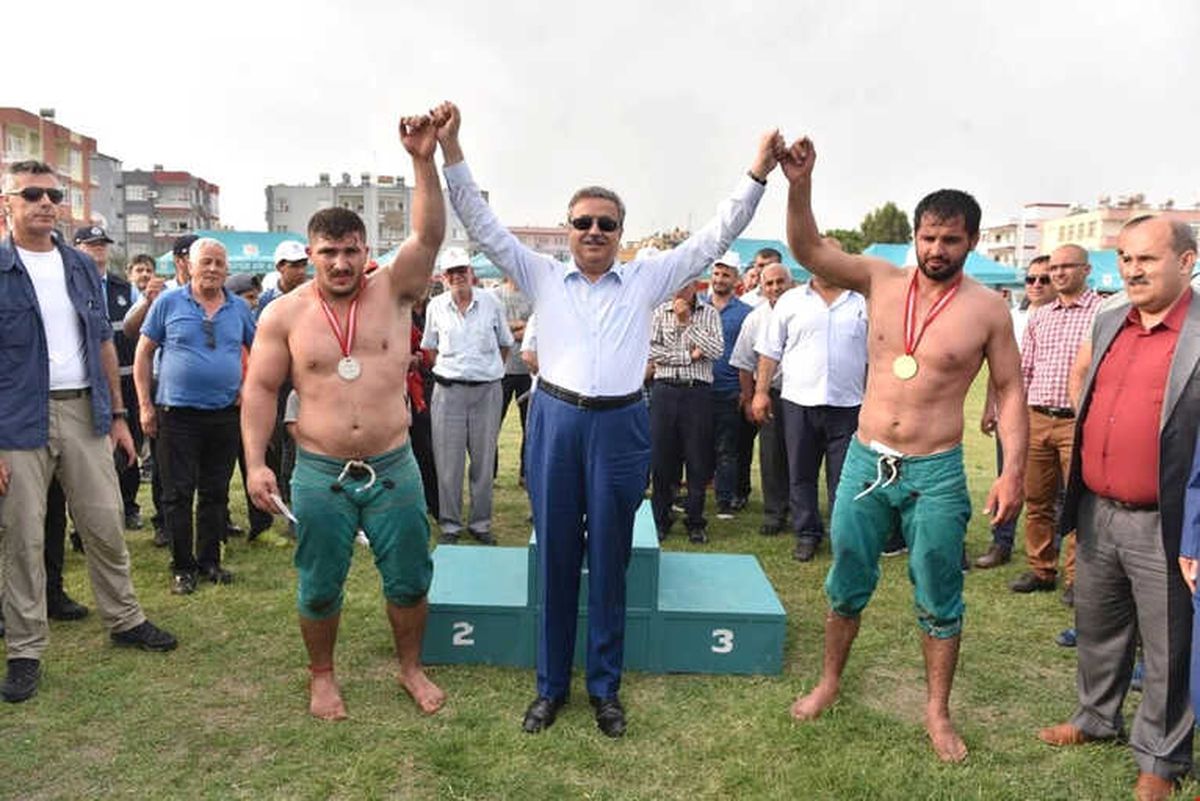 Karakucak Güreşlerinin Başpehlivanları Ödüllerini Vali Su\'dan Aldı