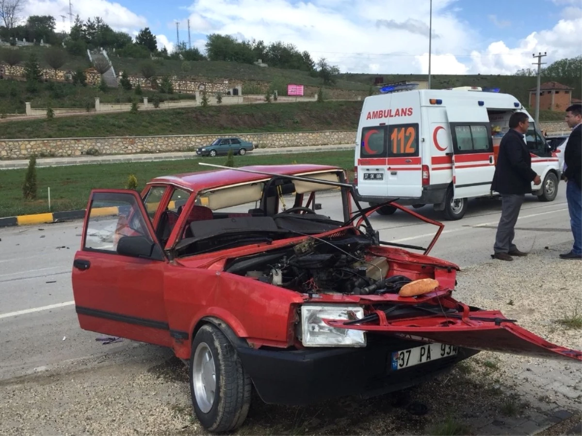 Kastamonu\'da İki Otomobil Çarpıştı: 1 Ölü, 3 Yaralı