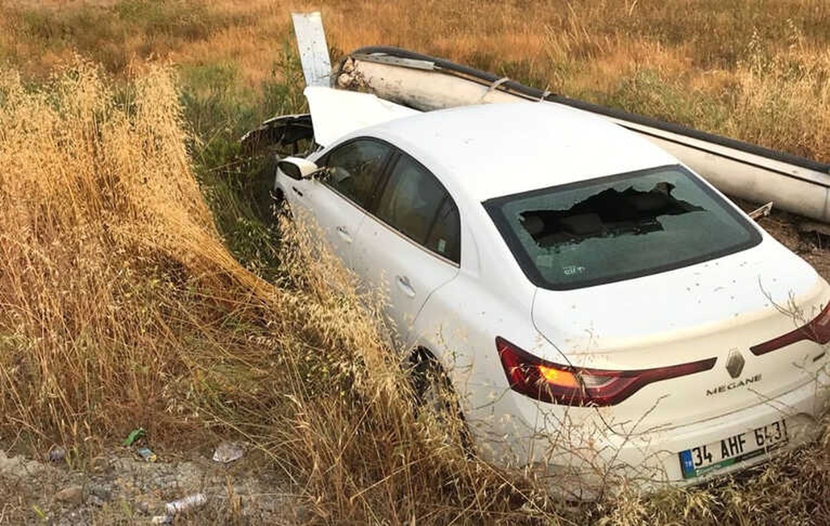 Kontrolden Çıkan Otomobil Elektrik Direğine Çarptı; 1 Yaralı