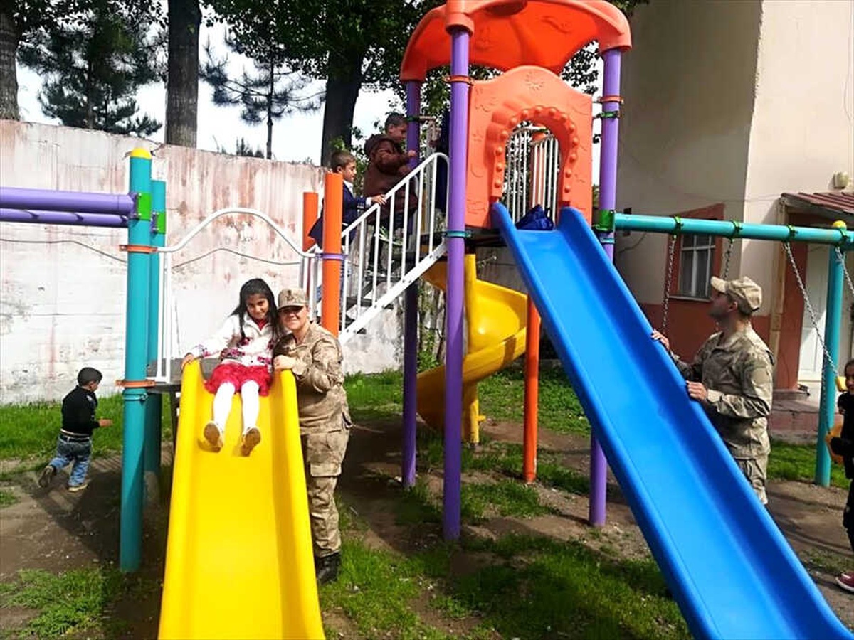 Köy Öğrencilerinden Jandarmaya Ziyaret