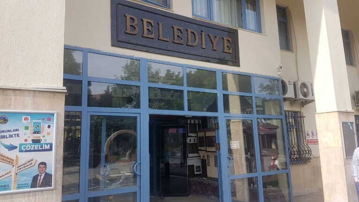 Kula Belediyesinin Camlarını Kırdılar