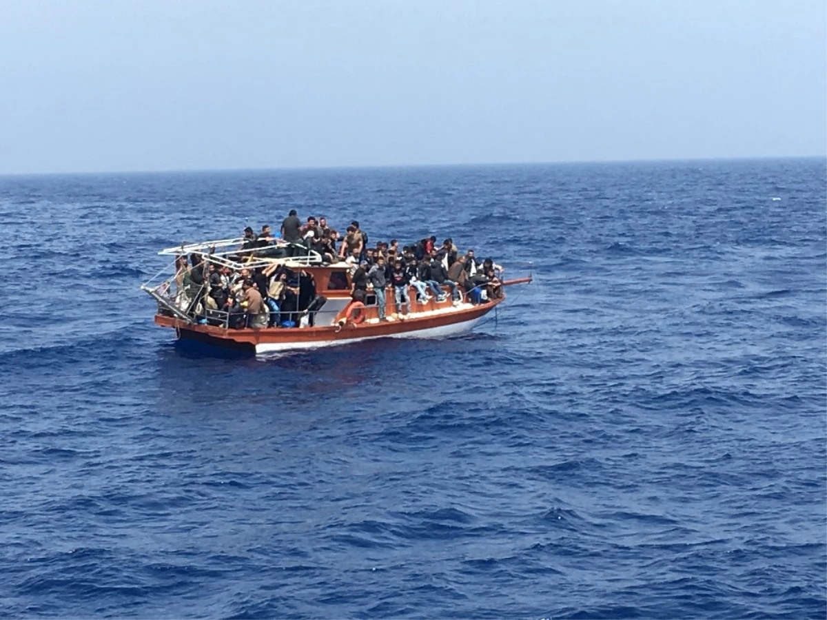 Mersin\'de Denizde Mahsur Kalan Mülteciler Sahil Güvenlik Ekiplerince Kurtarıldı