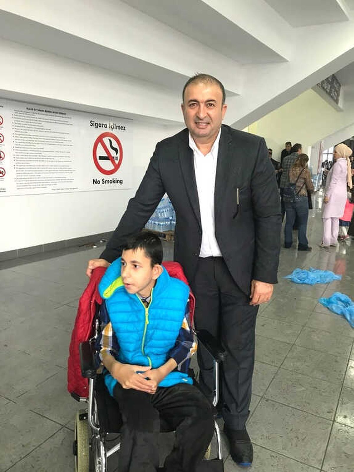 Milletvekili Aday Adayı Erdal Atik Kongrede Rastladığı Engelli Çocuğa Tekerlekli Sandalye Hediye...