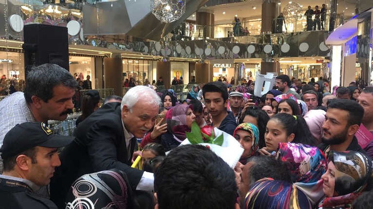 Nihat Hatipoğlu, Nissara Avm\'de Hayranlarıyla Bir Araya Geldi