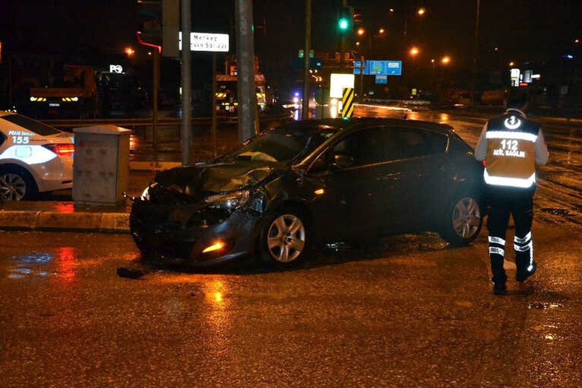 Otomobil ile Kamyonet Çarpıştı: 2 Yaralı