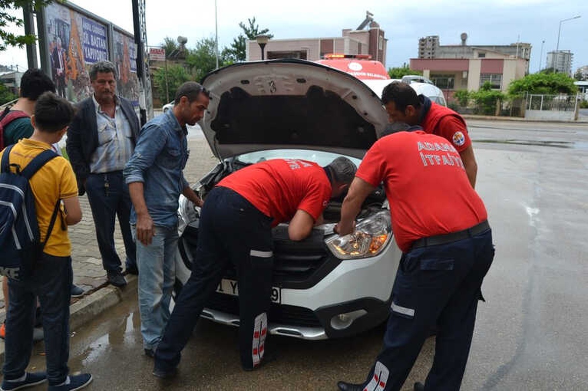 Otomobilin Motoruna Sıkışan Yavru Köpeği İtfaiye Kurtardı