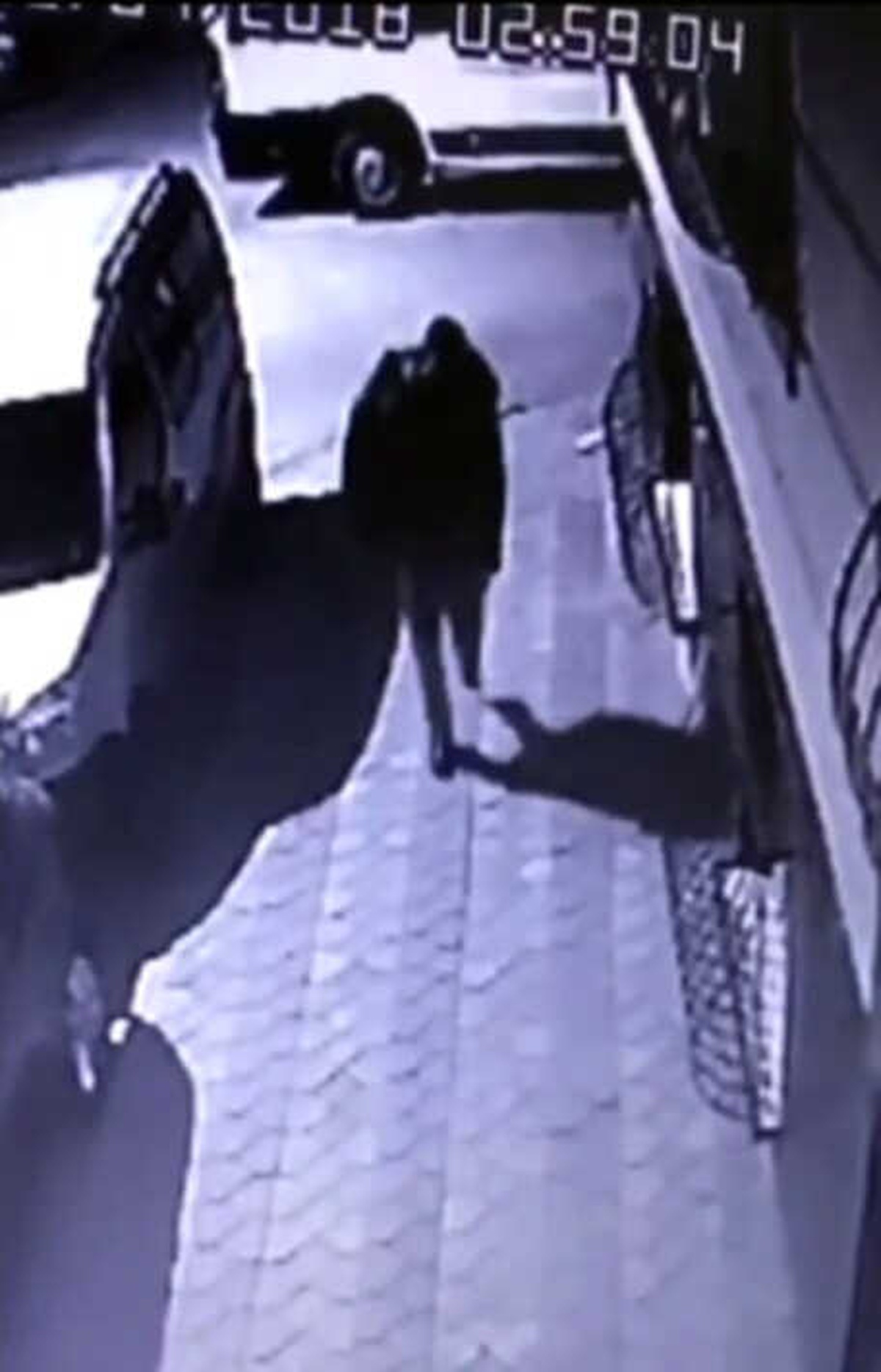 Apartmandaki Ayakkabıları Çöp Poşetine Doldurup Böyle Çaldı