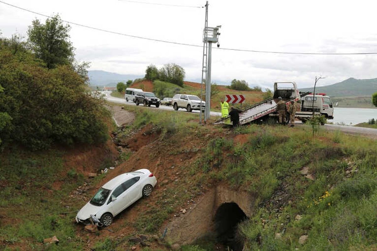 Tunceli\'de Otomobil Şarampole Uçtu: 5 Yaralı