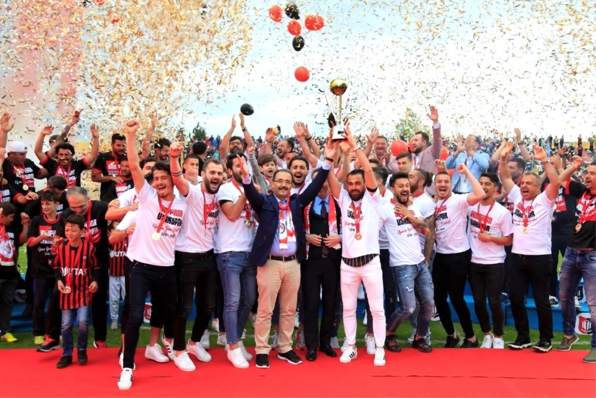 Utaş Uşakspor Şampiyonluk Kupasını Kaldırdı