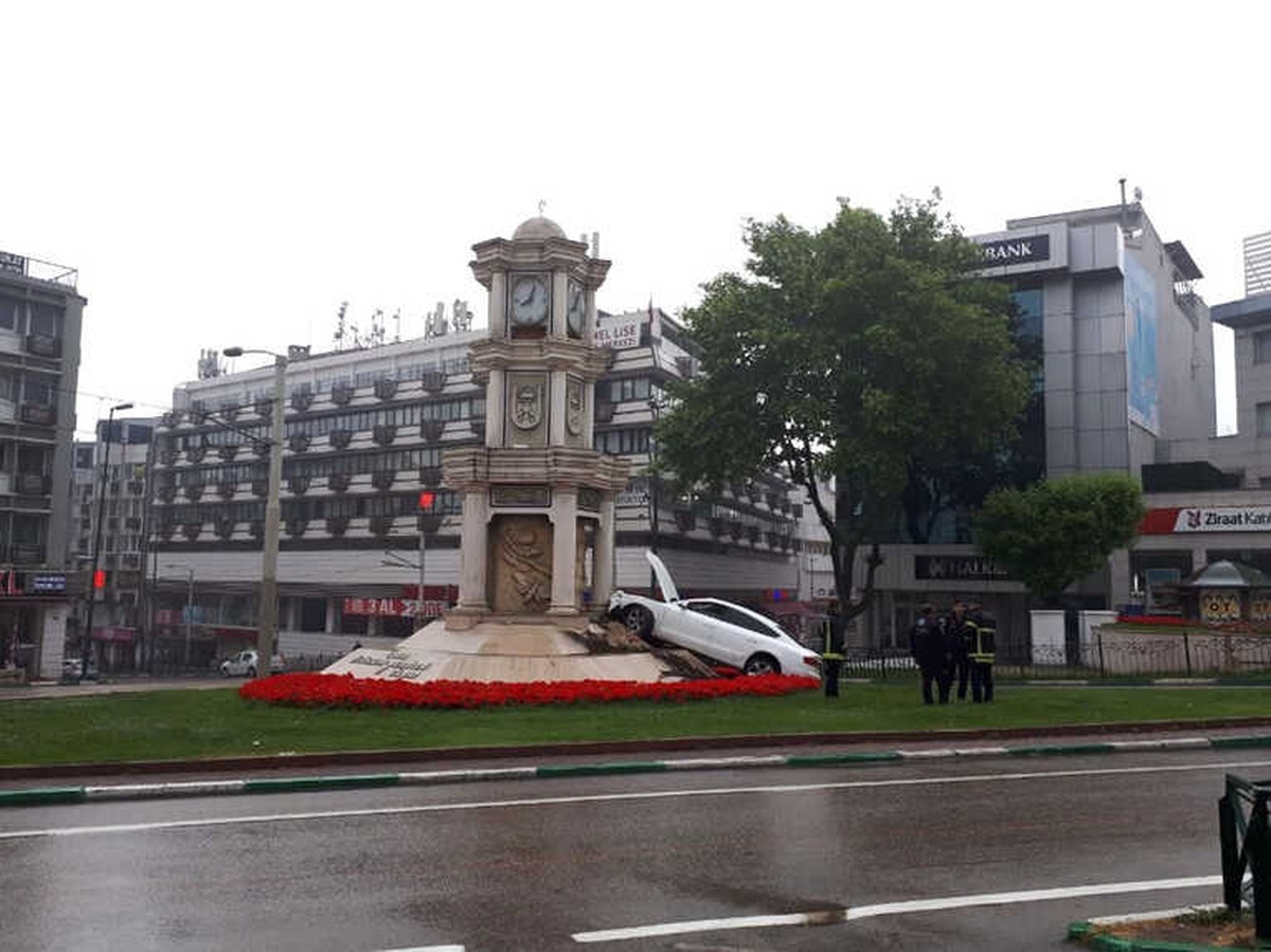 Yağmurda Kontrolden Çıktı, Saat Kulesine Çarptı