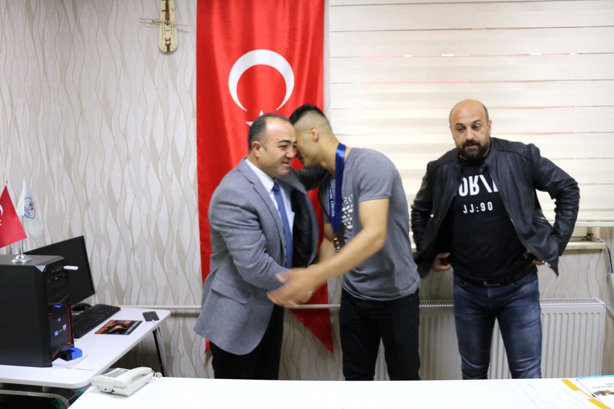 Ağrı\'lı Boksör Sırbistan\'da Gümüş Madalya ile Döndü!