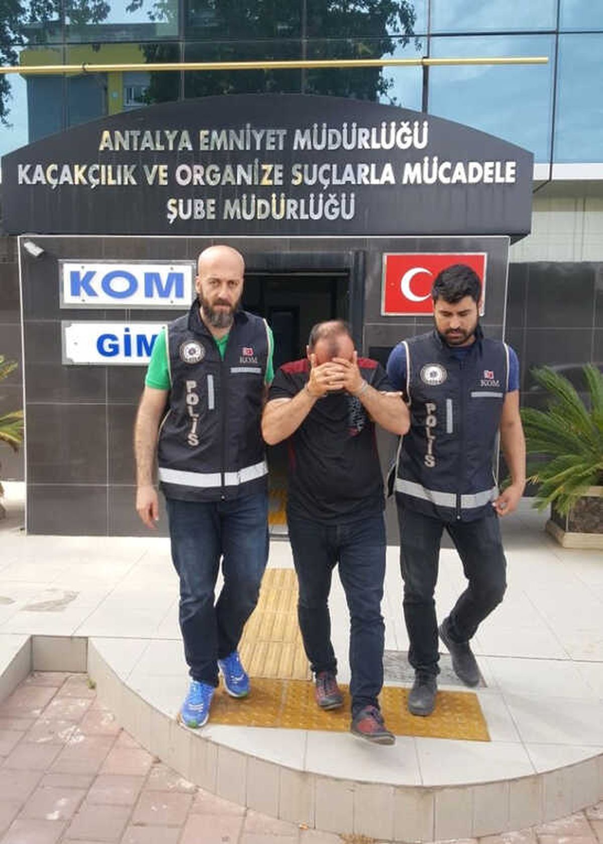 Antalya\'da Aranan Şahıslara Yönelik Operasyon