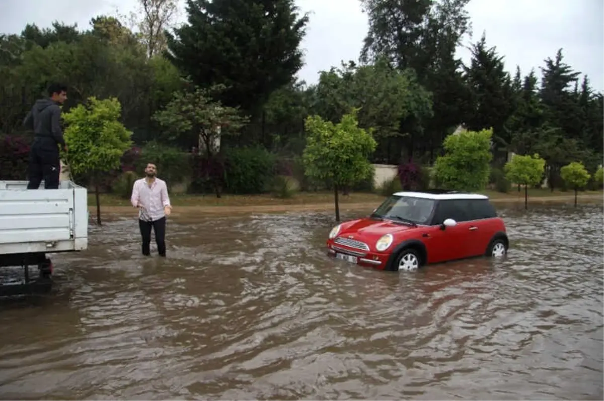 Antalya\'da Sağanak Yağmur Caddeleri Göle Çevirdi