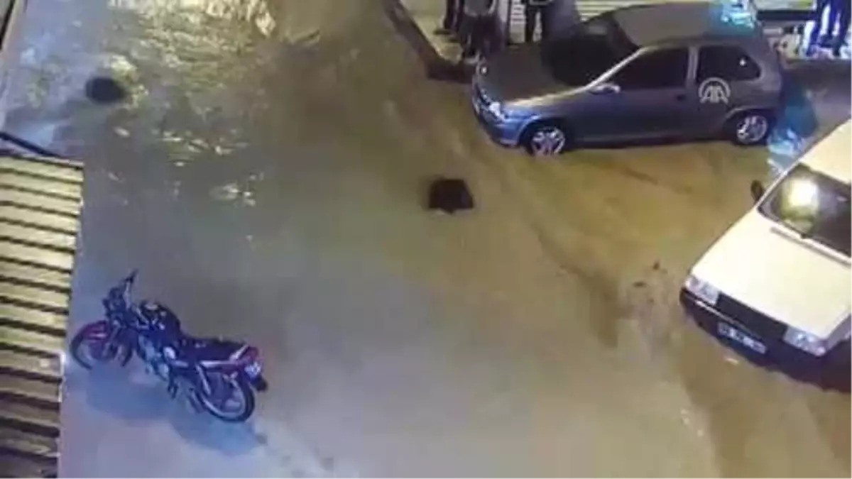 Birecik\'teki Sel - Evleri ve İşyerlernde Su Baskınları Oldu