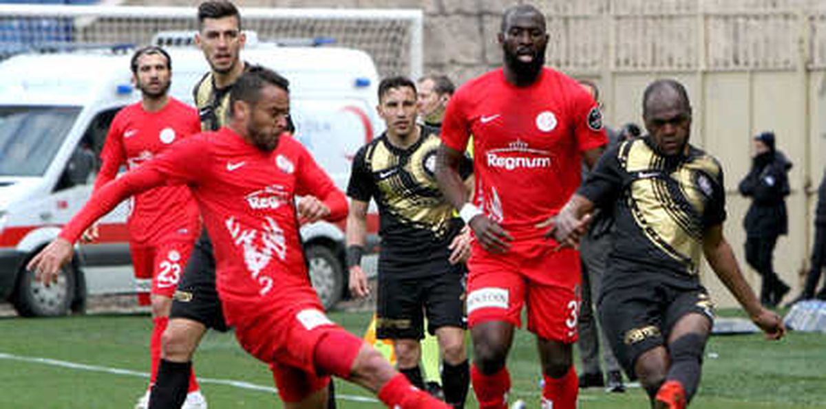 Charles, Başakşehir Maçında Yok