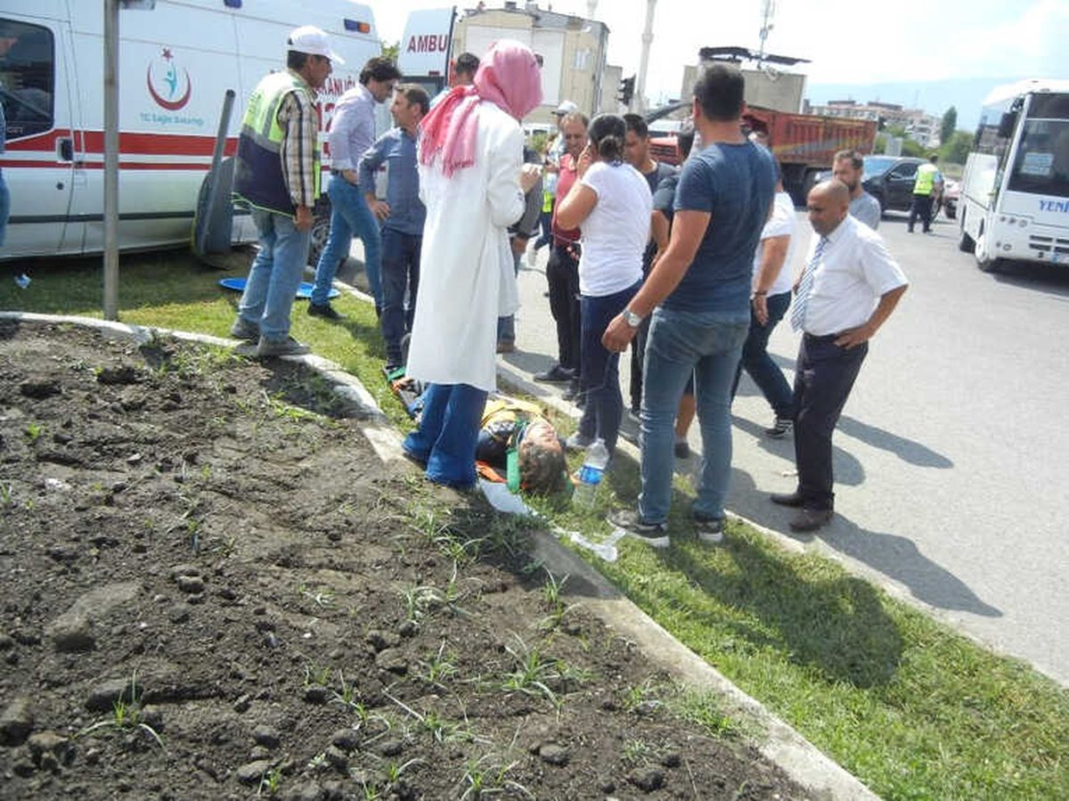 Edremit\'te Ambulansın Karıştığı Kazada Kavşak Savaş Alanına Döndü: 2 Yaralı