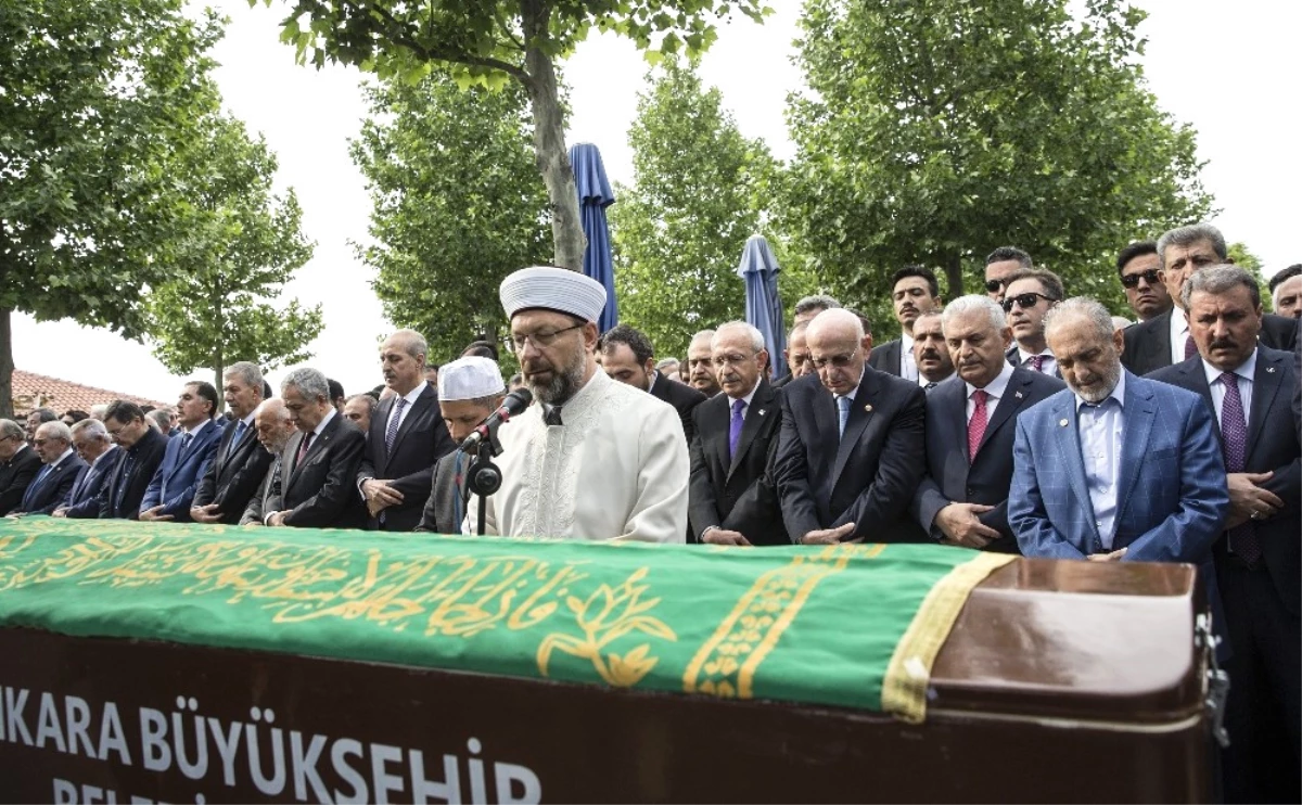 Hayatını Kaybeden Eski Bakan Cevat Ayhan İçin Cenaze Namazı Kılındı