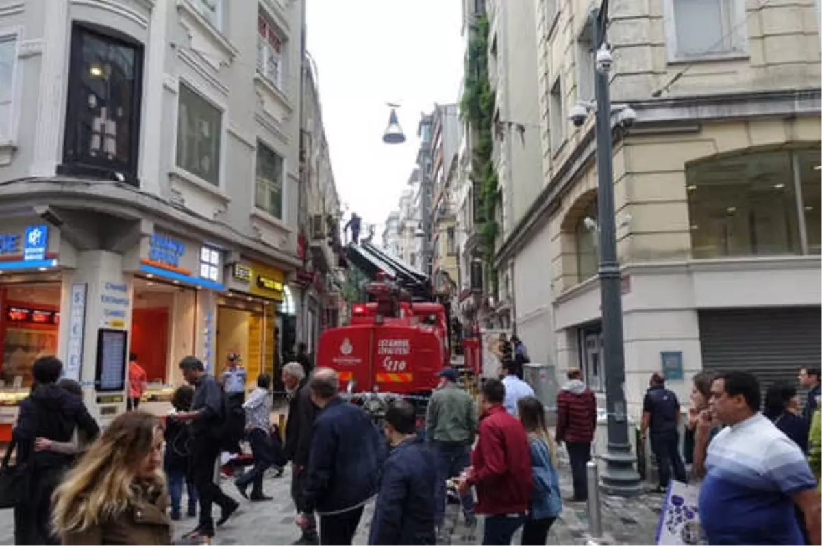 İstiklal Caddesi\'nde Restoran Yangını