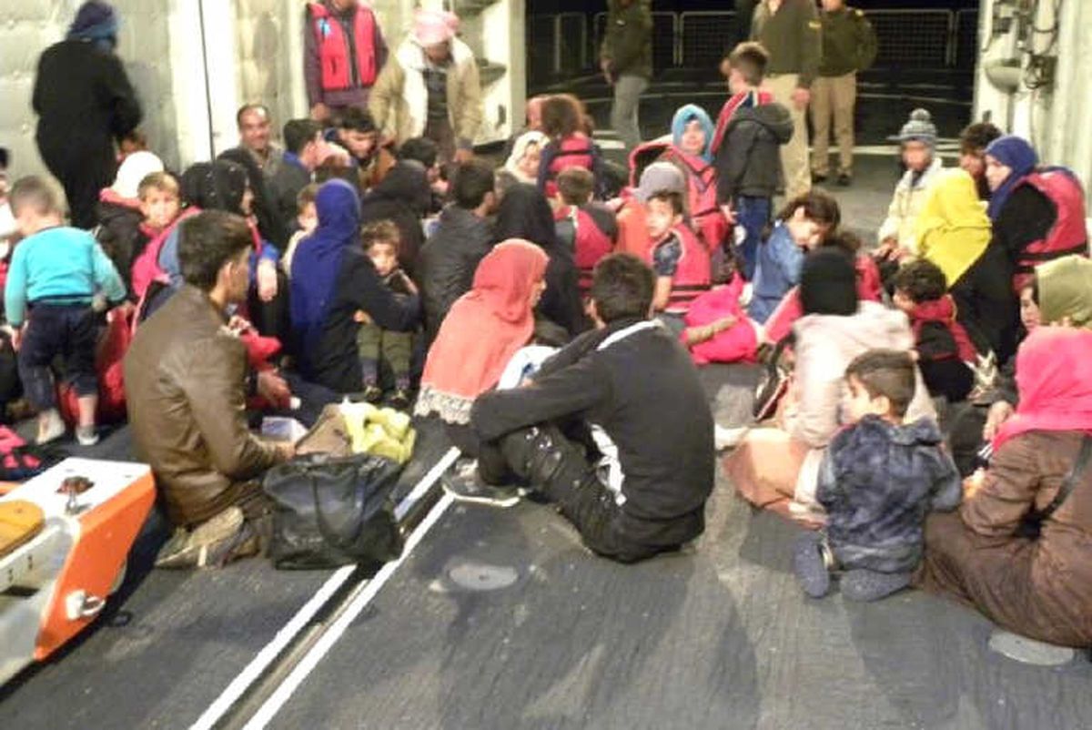 İzmir\'de Lastik Botlarda 103 Suriyeli Göçmen Yakalandı