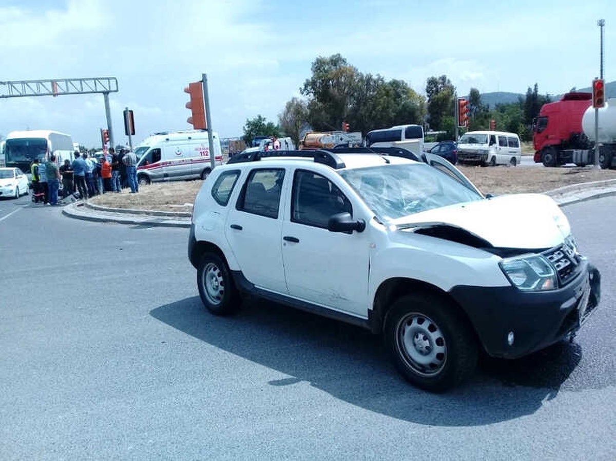 İzmir\'de Meydana Gelen Trafik Kazasında 2 Kişi Yaralandı.