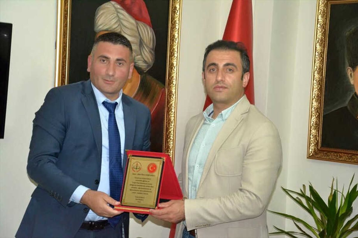 Kaymakam Alibeyoğlu\'na Teşekkür Plaketi