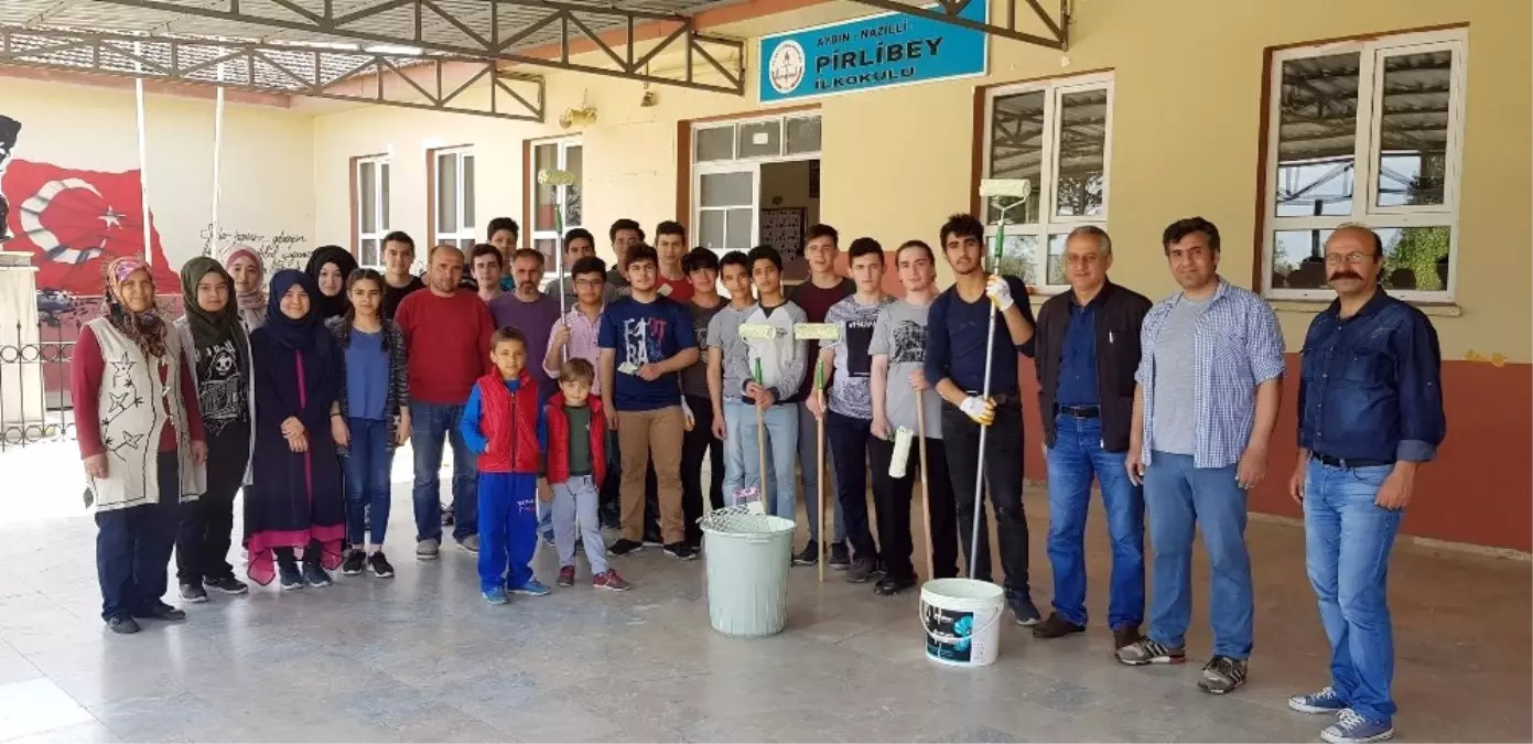 Liselilerden Köy İlkokulunda Okuyan Kardeşlerine Jest