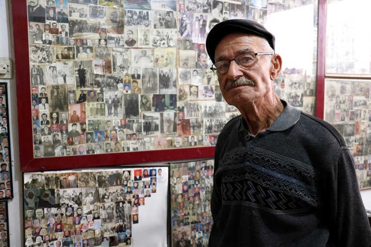 Ölenlerin Fotoğraflarını Dükkanında Sergiliyor