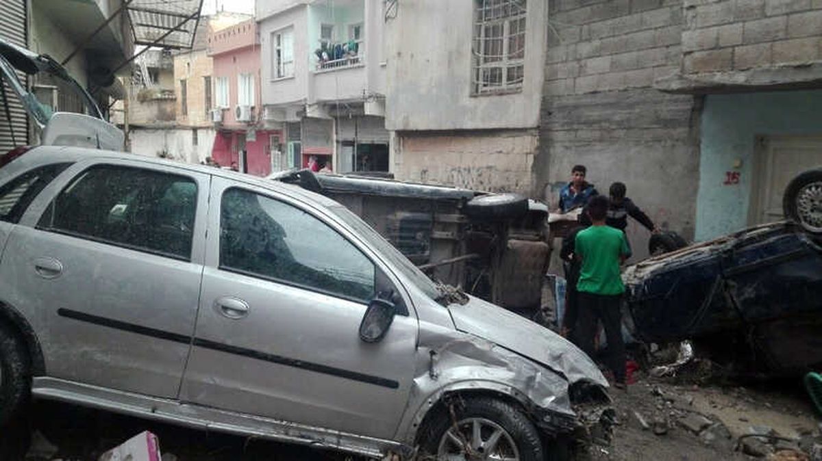 Şanlıurfa\'da Sel Suları Otomobilleri Önüne Kattı
