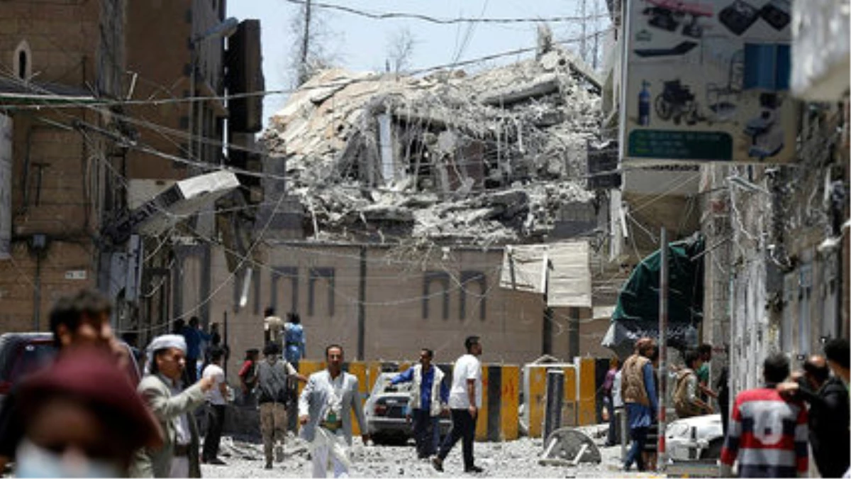 Suudi Arabistan\'dan Yemen\'deki Cumhurbaşkanlığı Sarayı\'na 2 Hava Saldırısı