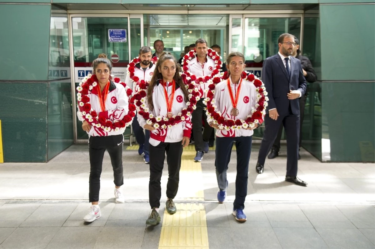 Türkiye\'ye Tarihindeki İlk Madalyayı Kazandıran Atletizm Yürüyüş Milli Takımı Yurda Döndü