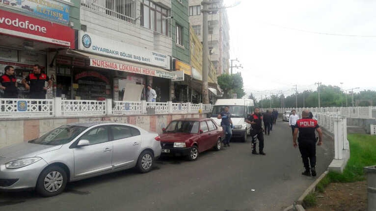 Yakalaması Bulunan Zanlı İki Polisi Yaraladı