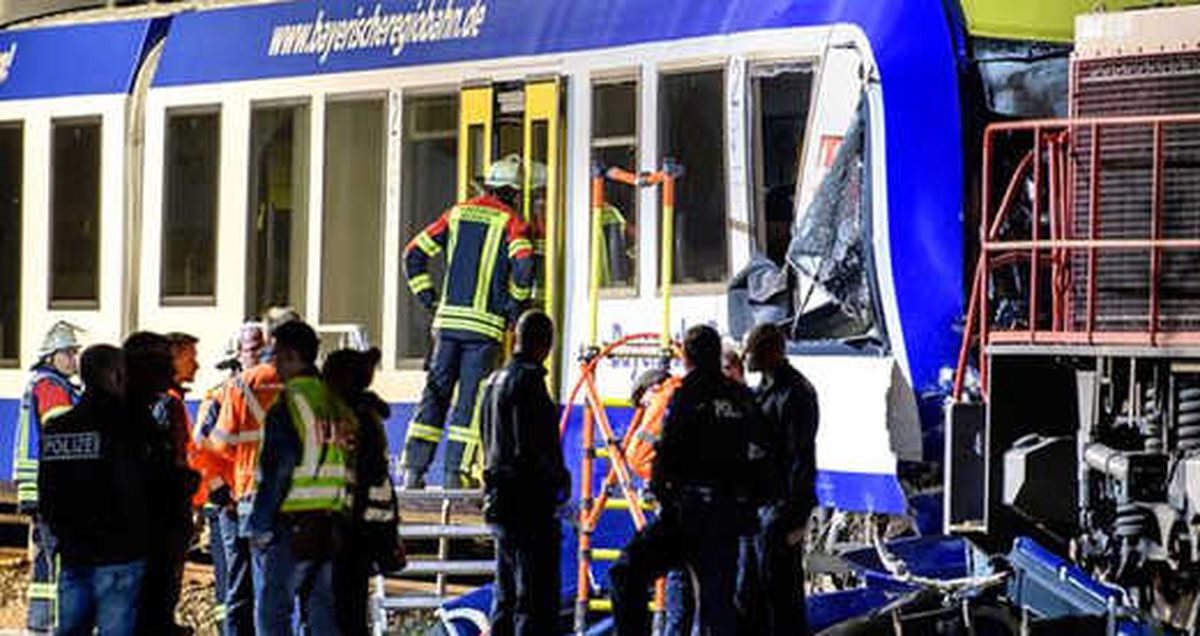 Almanya\'nın Bavyera Eyaletinde 2 Tren Çarpıştı: 2 Kişi Can Verdi