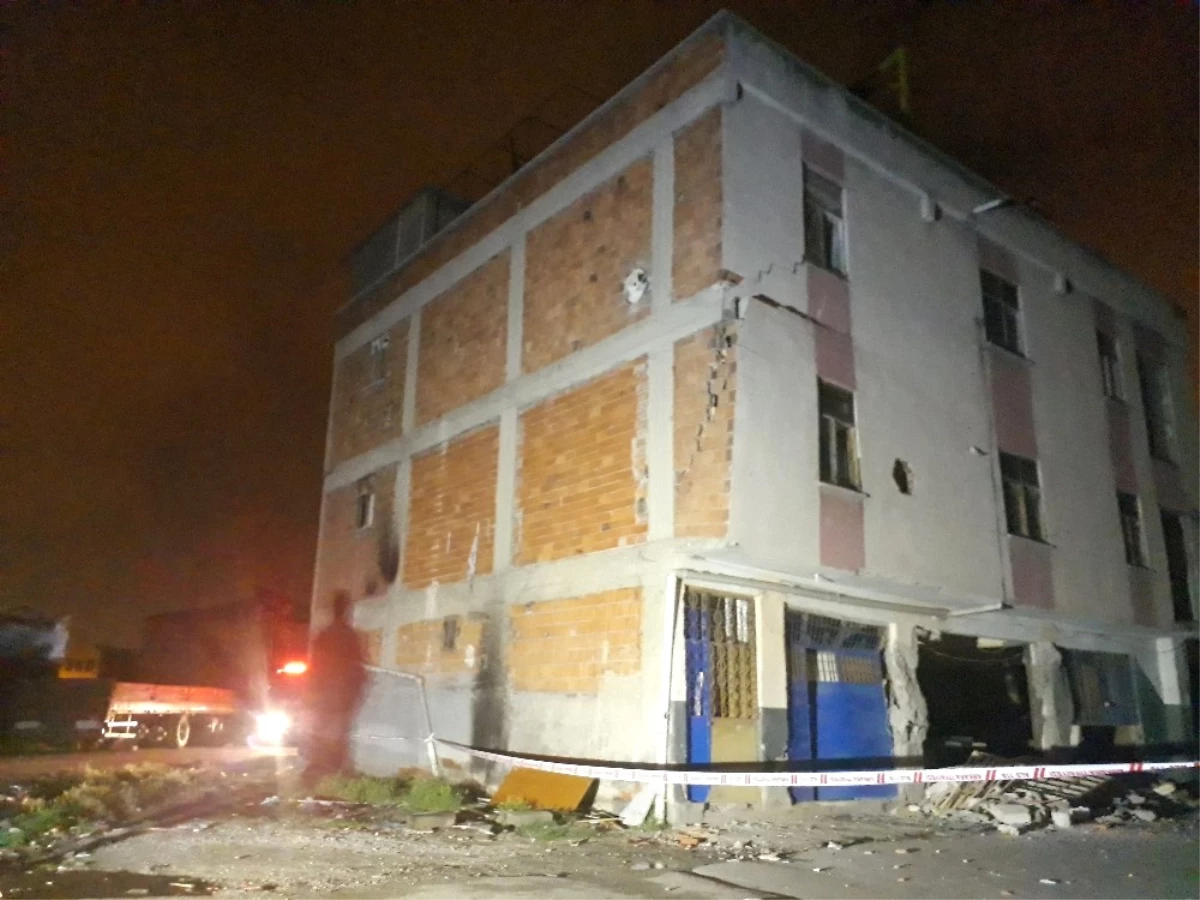 Ankara\'da 3 Katlı Binada Göçük: 2 İşçi Molozlar Arasında Mahsur Kaldı