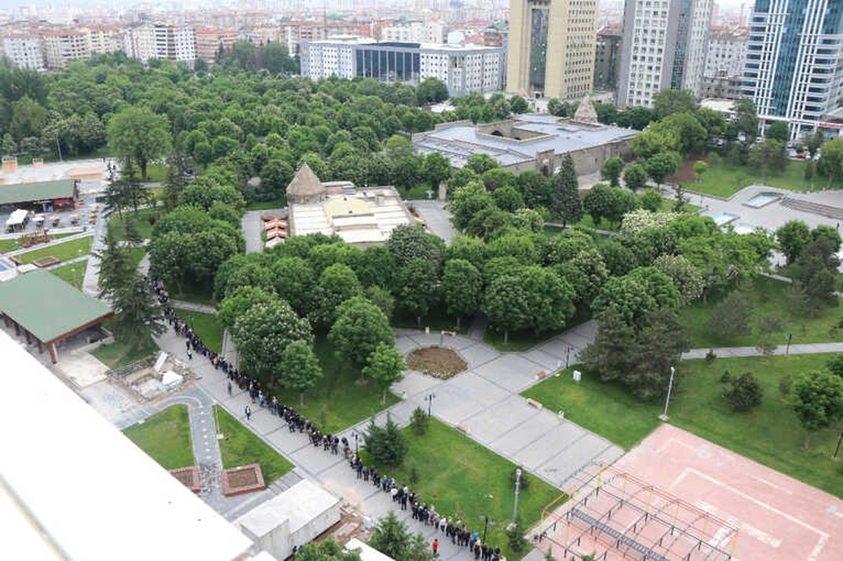 Domates Fidesi İçin Metrelerce Kuyruk Oluşturdular