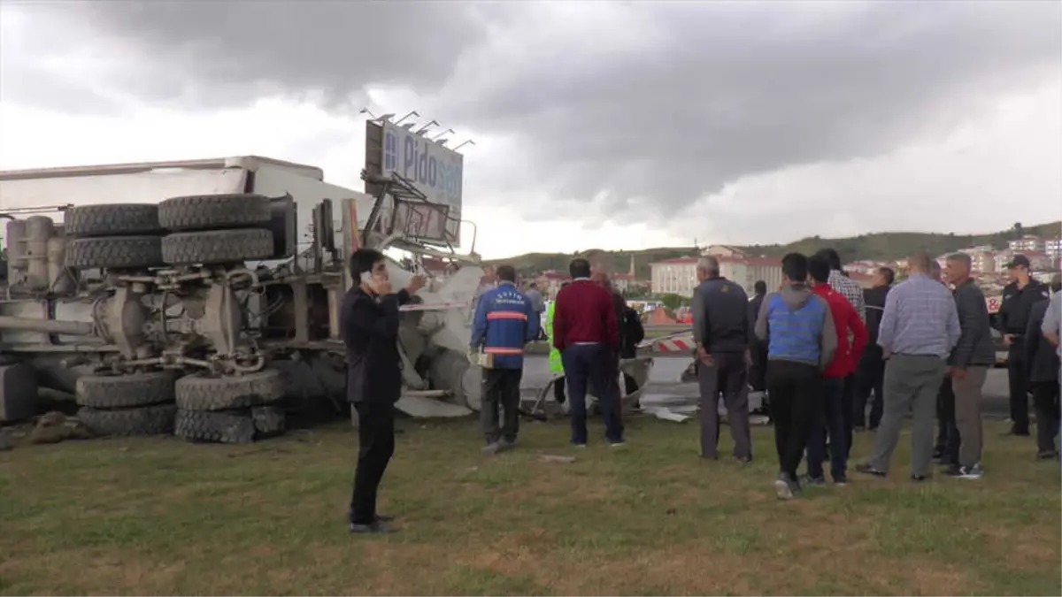 Gölbaşı\'nda Beton Mikseriyle Tır Çarpıştı: 2 Yaralı