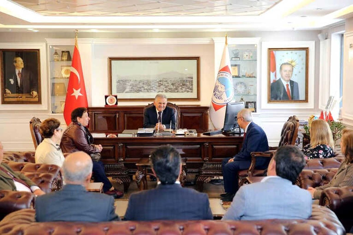 Hacı Bektaş Veli Derneği ve Vakıfı Yönetiminden Başkan Büyükkılıç\'a Ziyaret