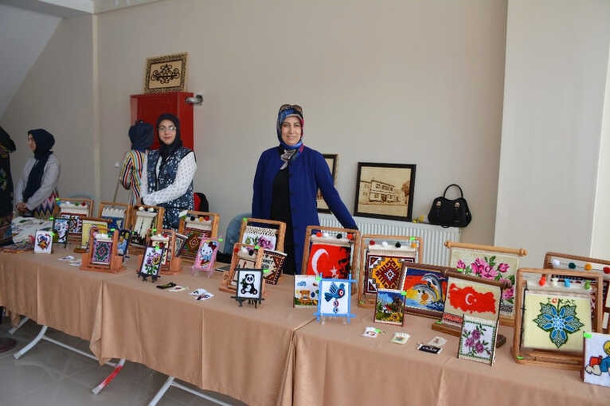 Halk Eğitim Kursiyerleri Fuar Havasında Ürettikleri Ürünleri Satıyorlar