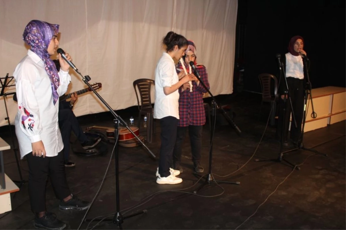 Kahta Anadolu Lisesi Öğrencilerinden Şiir ve Müzik Dinletisi