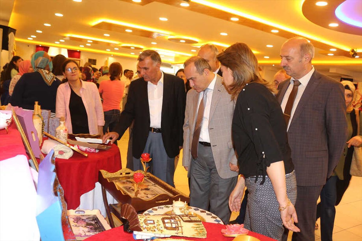 Kırıkhan Hem\'de Yıl Sonu Sergisi