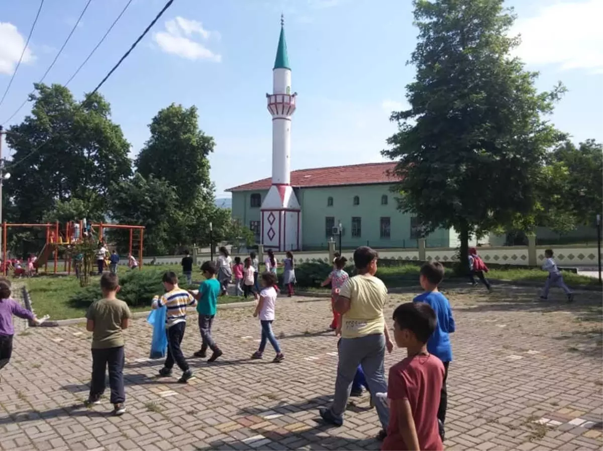 Minik Öğrencilerden Çevre Temizliği