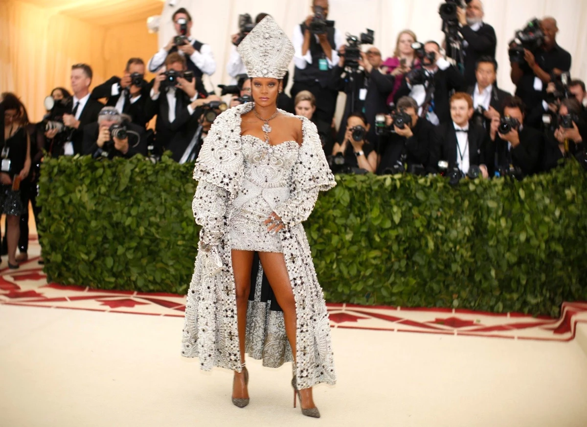Rihanna\'nın Dini Temalı Gala Kıyafeti Herkesi Hayran Bıraktı