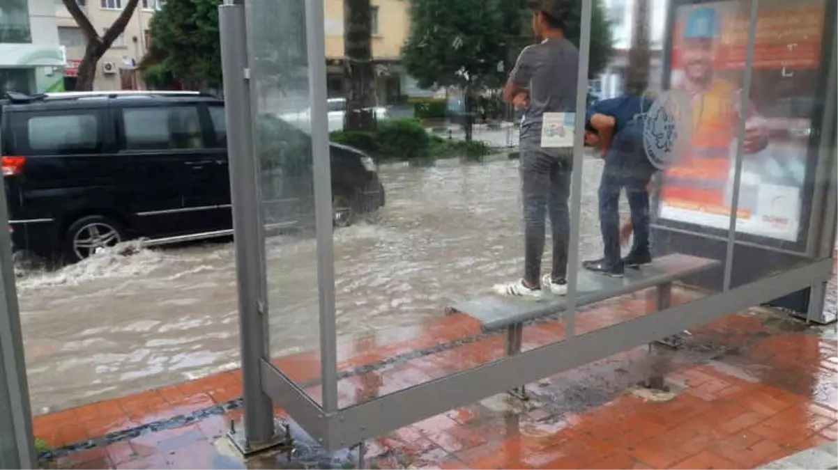 Saruhanlı\'da 20 Dakika Süren Yağmur Hayatı Felç Etti