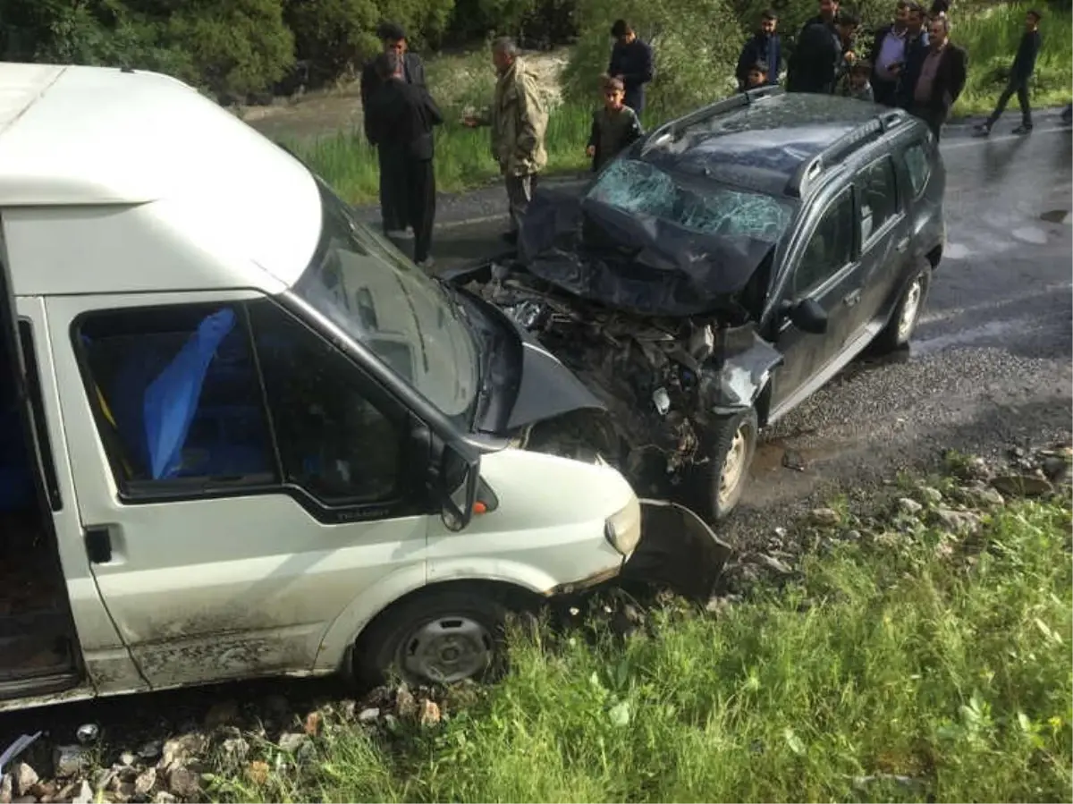 Şırnak\'ta Öğrenci Servisi ile Otomobil Çarpıştı: 8 Yaralı