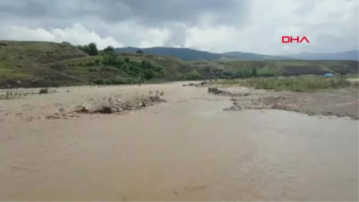 Şırnak Kumçatı\' da Sağanak Yağış ile Taşan Dereyi Geçmeye Çalışan 2 Çocuk Sulara Kapılarak Kayboldu