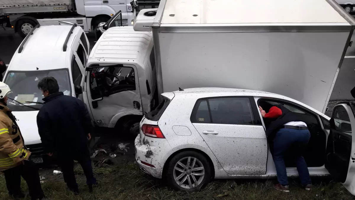 TEM\'de Tutanak Tutan Sürücülerin Arasına Otomobil Daldı: 1\'i Ağır, 2 Yaralı